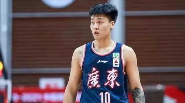 某一瞬间，叶辰总觉得此人有些似曾相识的感觉。